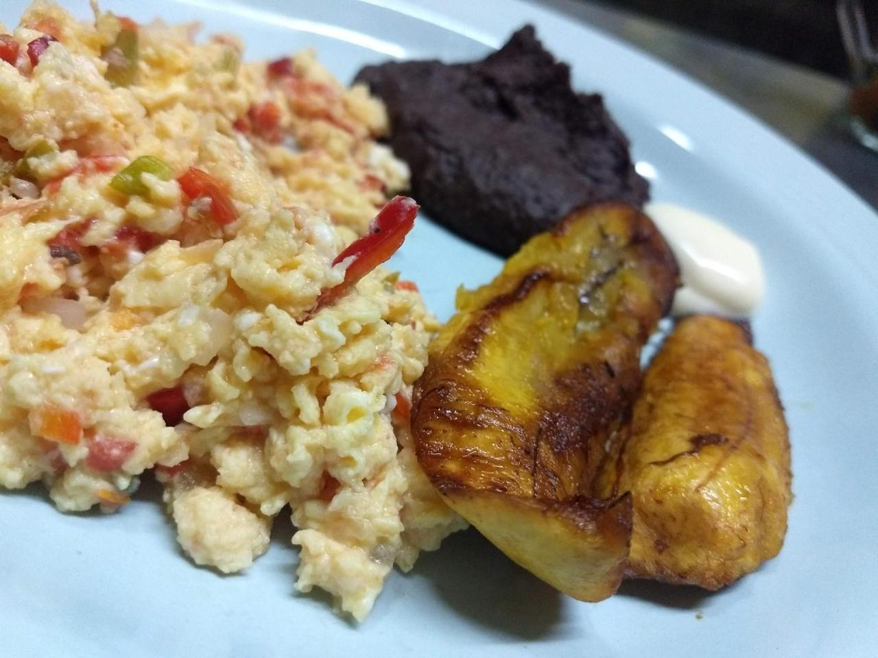 Give House Bed & Breakfast Guatemala City Bagian luar foto