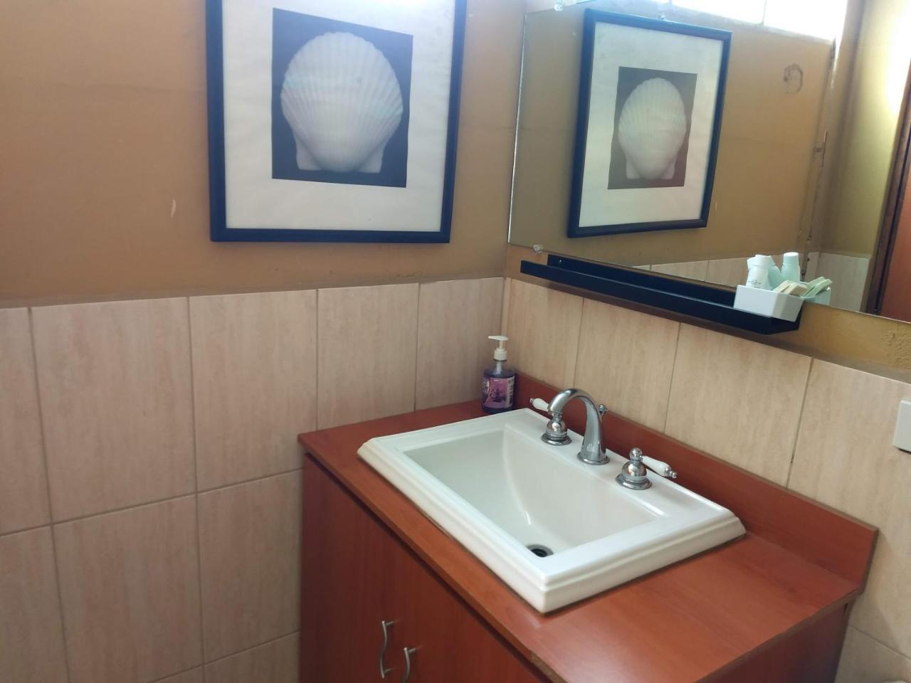 Give House Bed & Breakfast Guatemala City Bagian luar foto