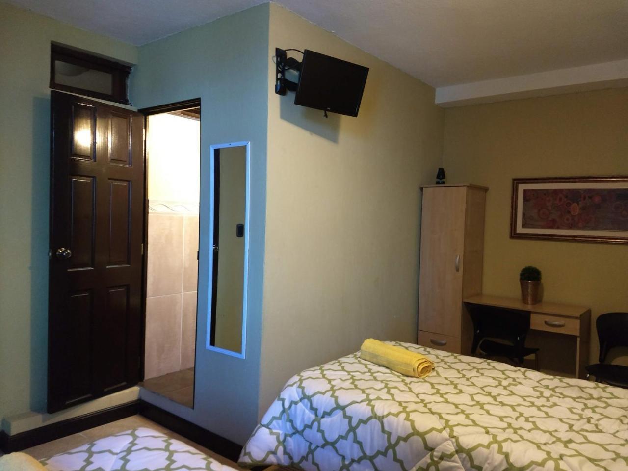 Give House Bed & Breakfast Guatemala City Bagian luar foto