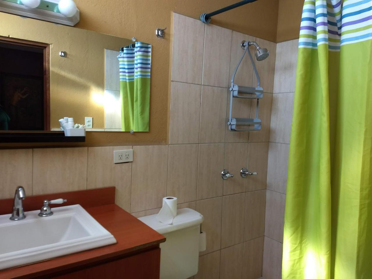 Give House Bed & Breakfast Guatemala City Bagian luar foto