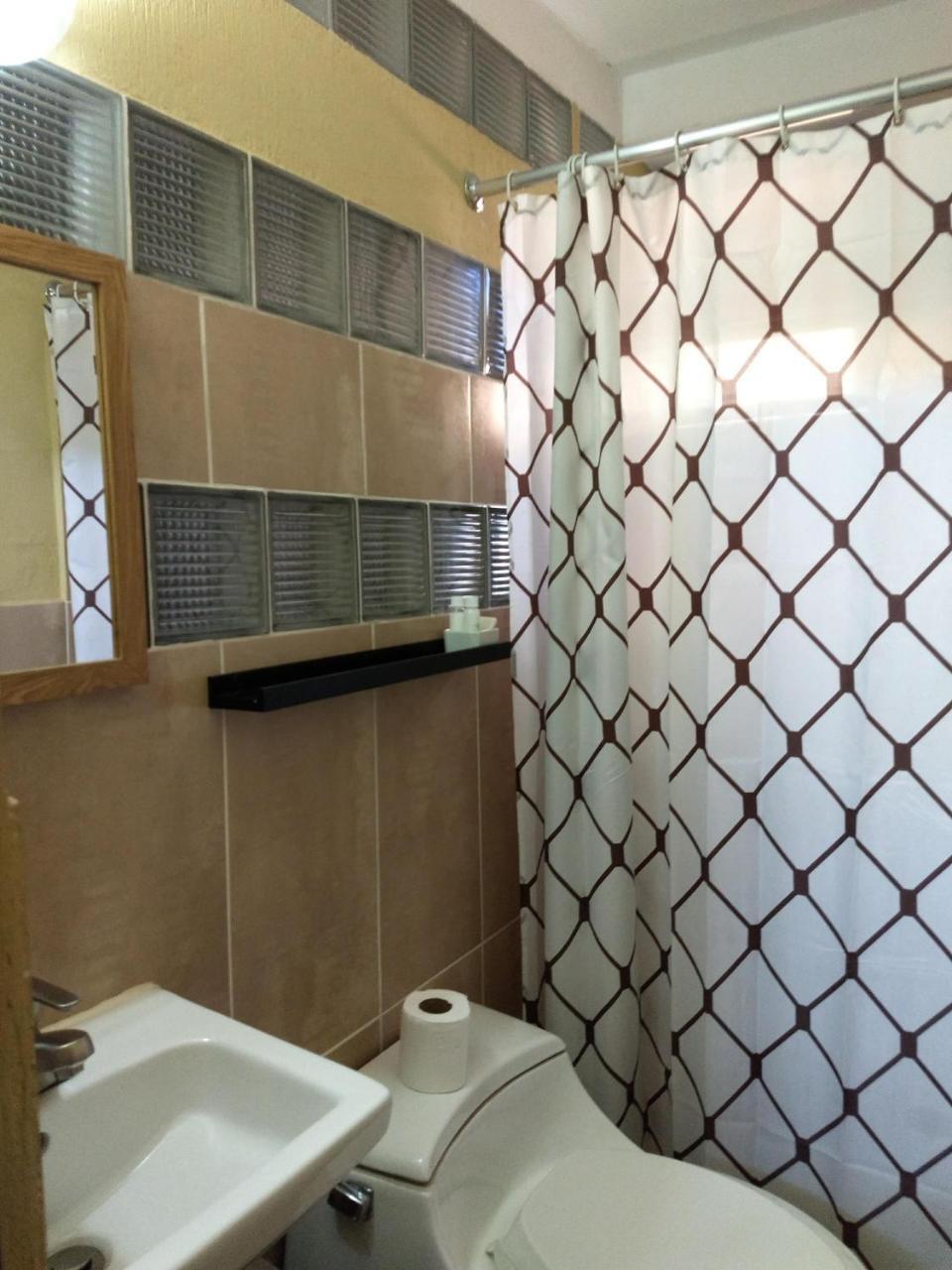 Give House Bed & Breakfast Guatemala City Bagian luar foto
