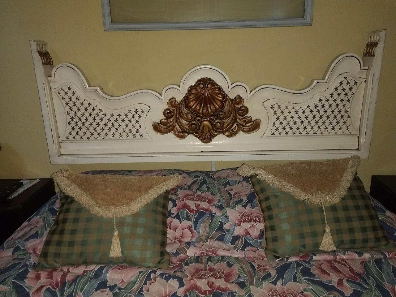Give House Bed & Breakfast Guatemala City Bagian luar foto