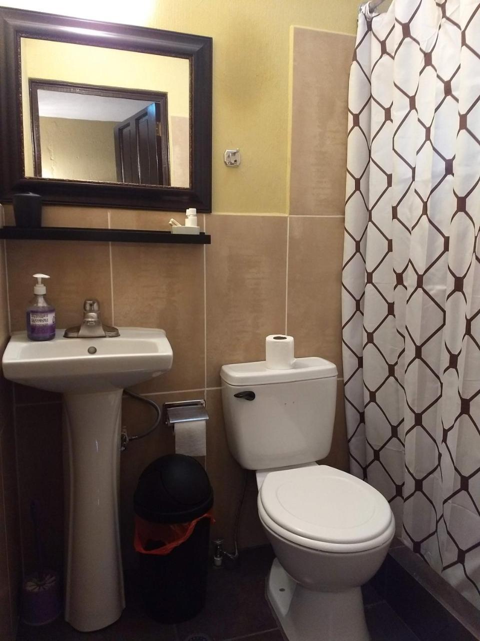 Give House Bed & Breakfast Guatemala City Bagian luar foto