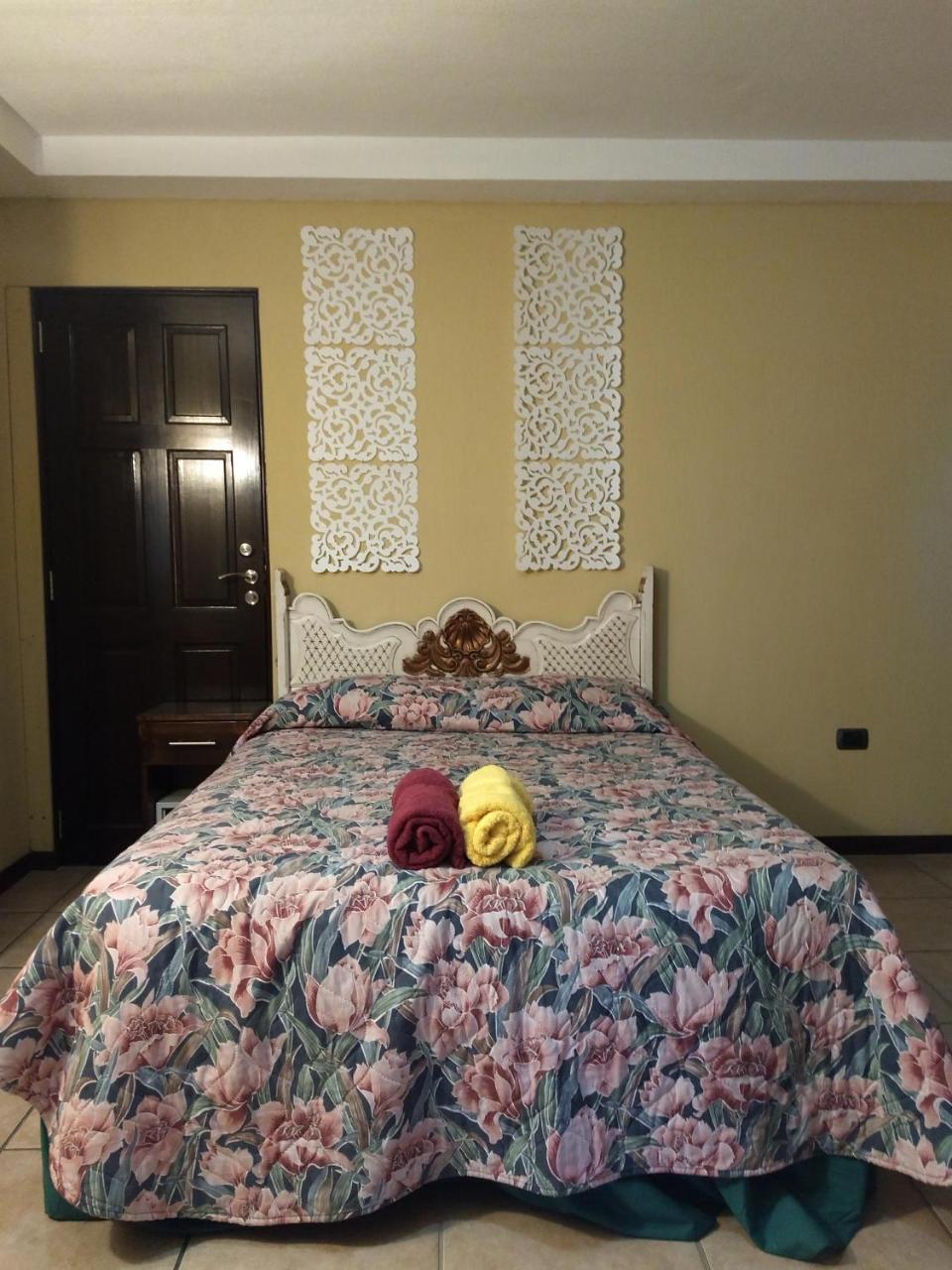Give House Bed & Breakfast Guatemala City Bagian luar foto