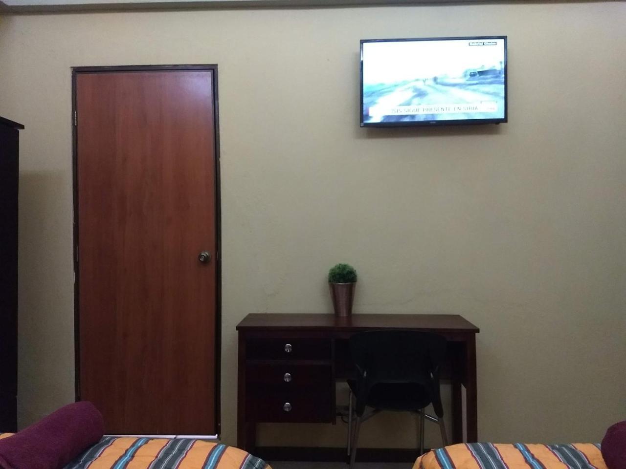 Give House Bed & Breakfast Guatemala City Bagian luar foto