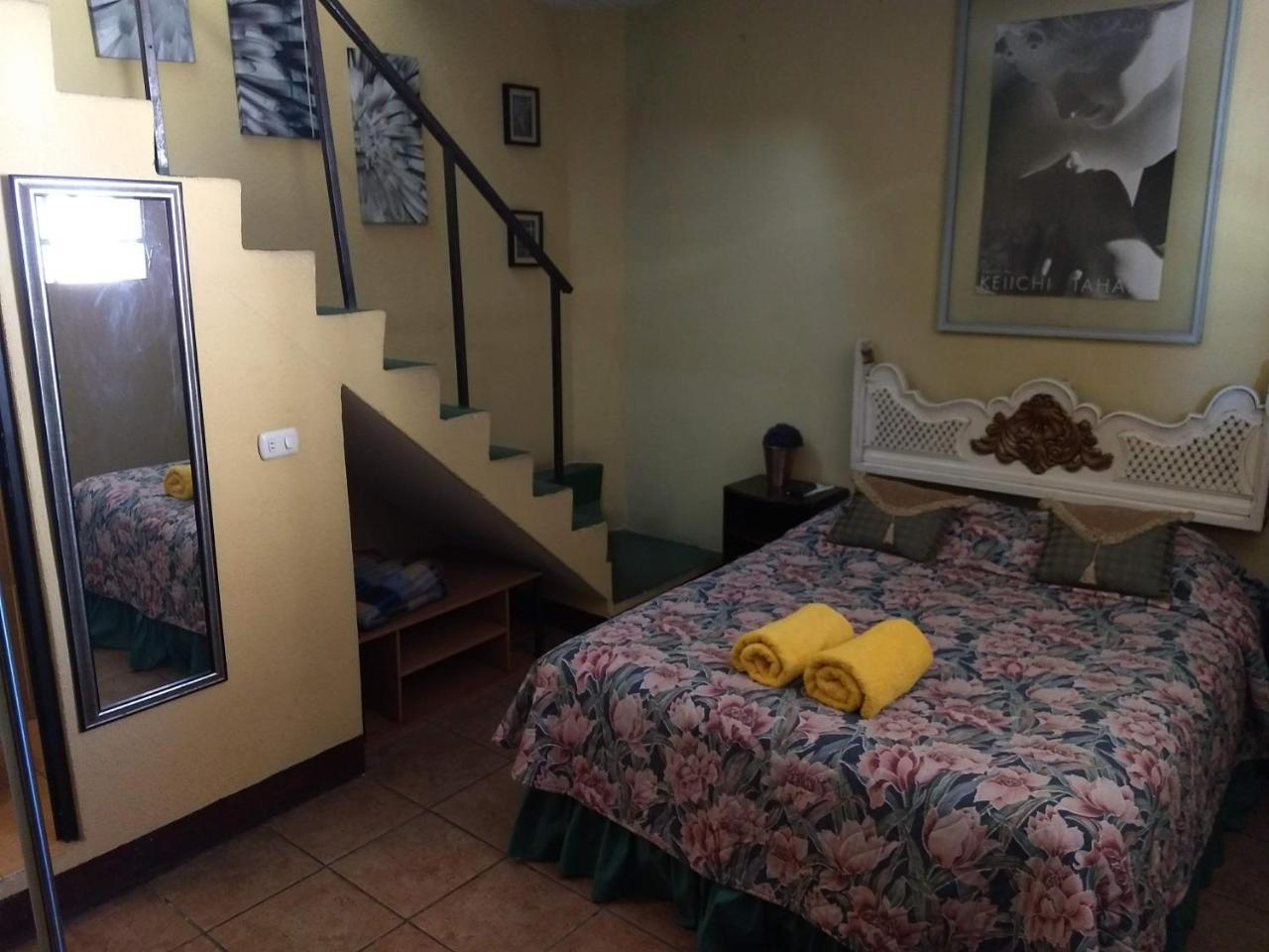 Give House Bed & Breakfast Guatemala City Bagian luar foto