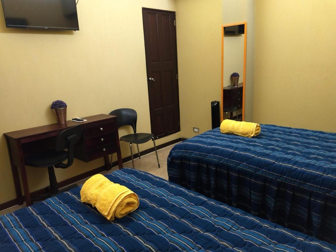 Give House Bed & Breakfast Guatemala City Bagian luar foto