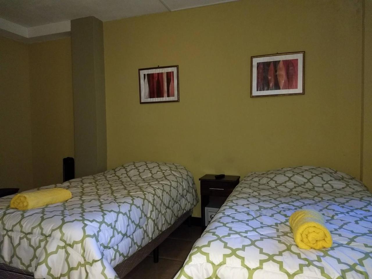 Give House Bed & Breakfast Guatemala City Bagian luar foto
