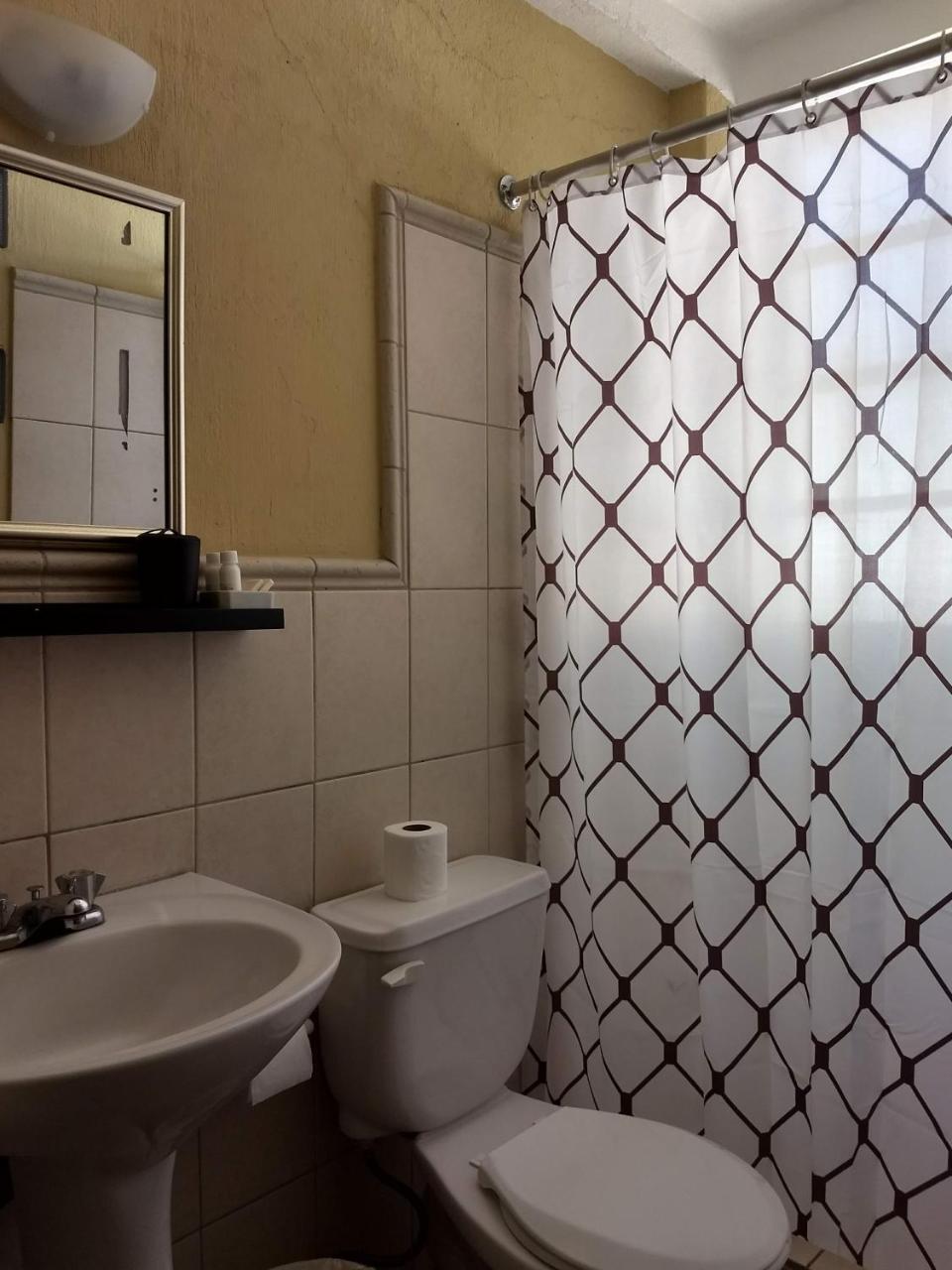 Give House Bed & Breakfast Guatemala City Bagian luar foto