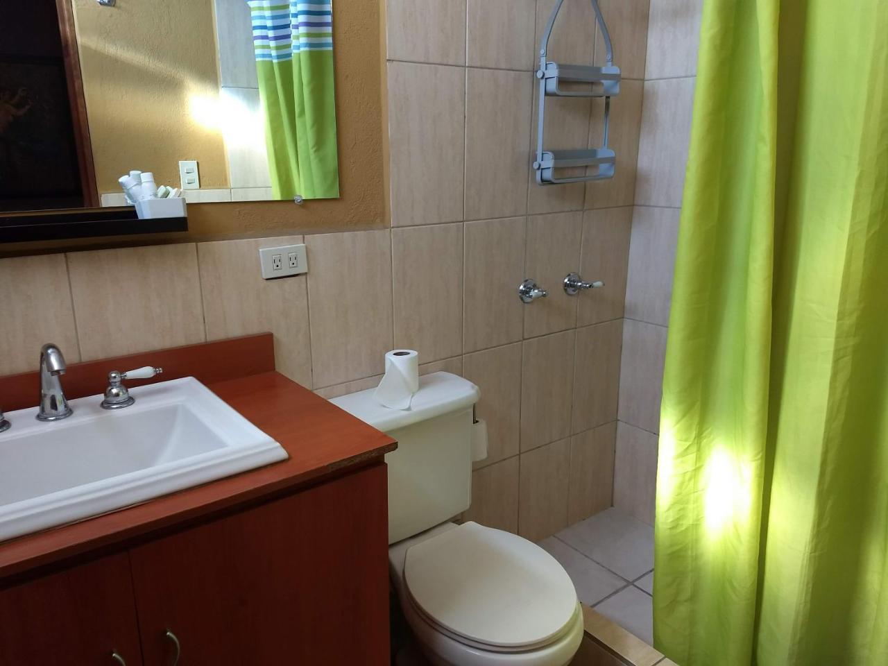 Give House Bed & Breakfast Guatemala City Bagian luar foto